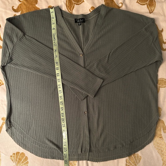 Franchesca’s - Trixxi Clothing Company - Olive button front dolman thermal - XL - Picture 3 of 4